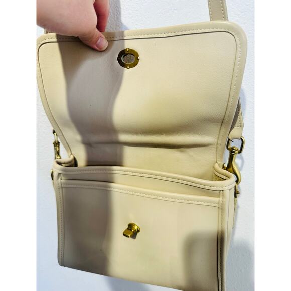 Vintage COACH 9870 Ivory Leather Court Brass Turn Lock Crossbody Strap Bag - Picture 5 of 13